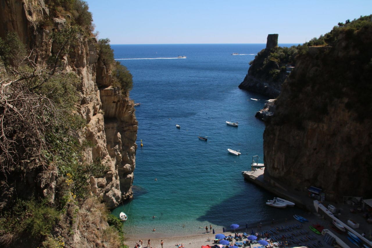 Kleiner Strand an der Amalfi Küste Steilküste und Meer
