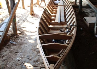 Ein Holzboot auf dem Boden