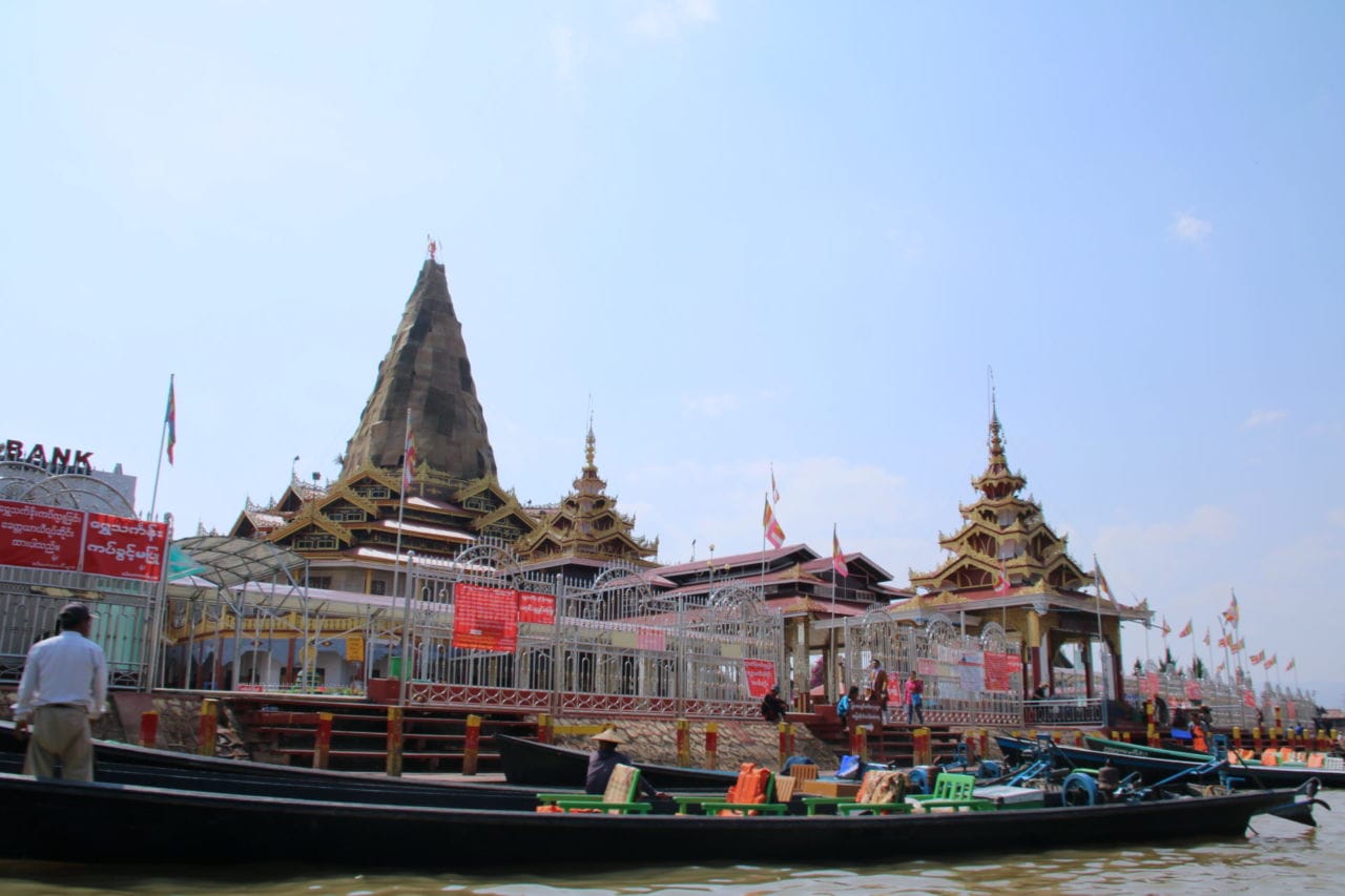 Langboote vor einer Pagode