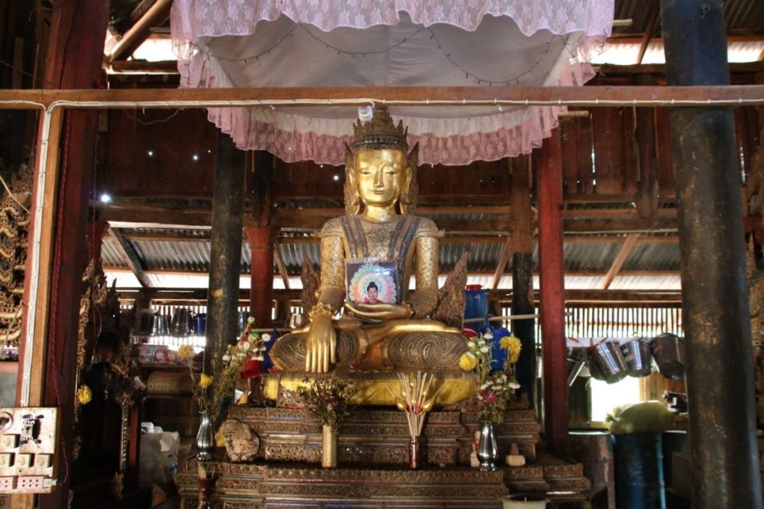Ein sitzender Buddha in einer Pagode