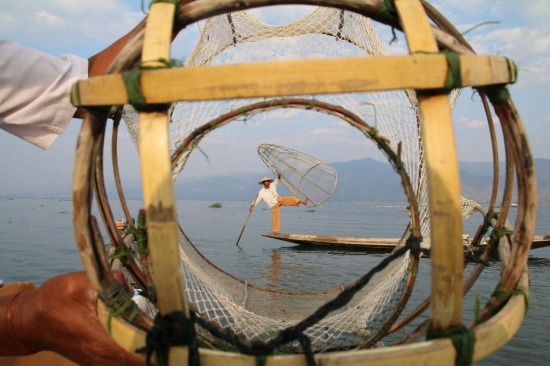 Ein Fischer auf einem Boot auf dem Inle-See