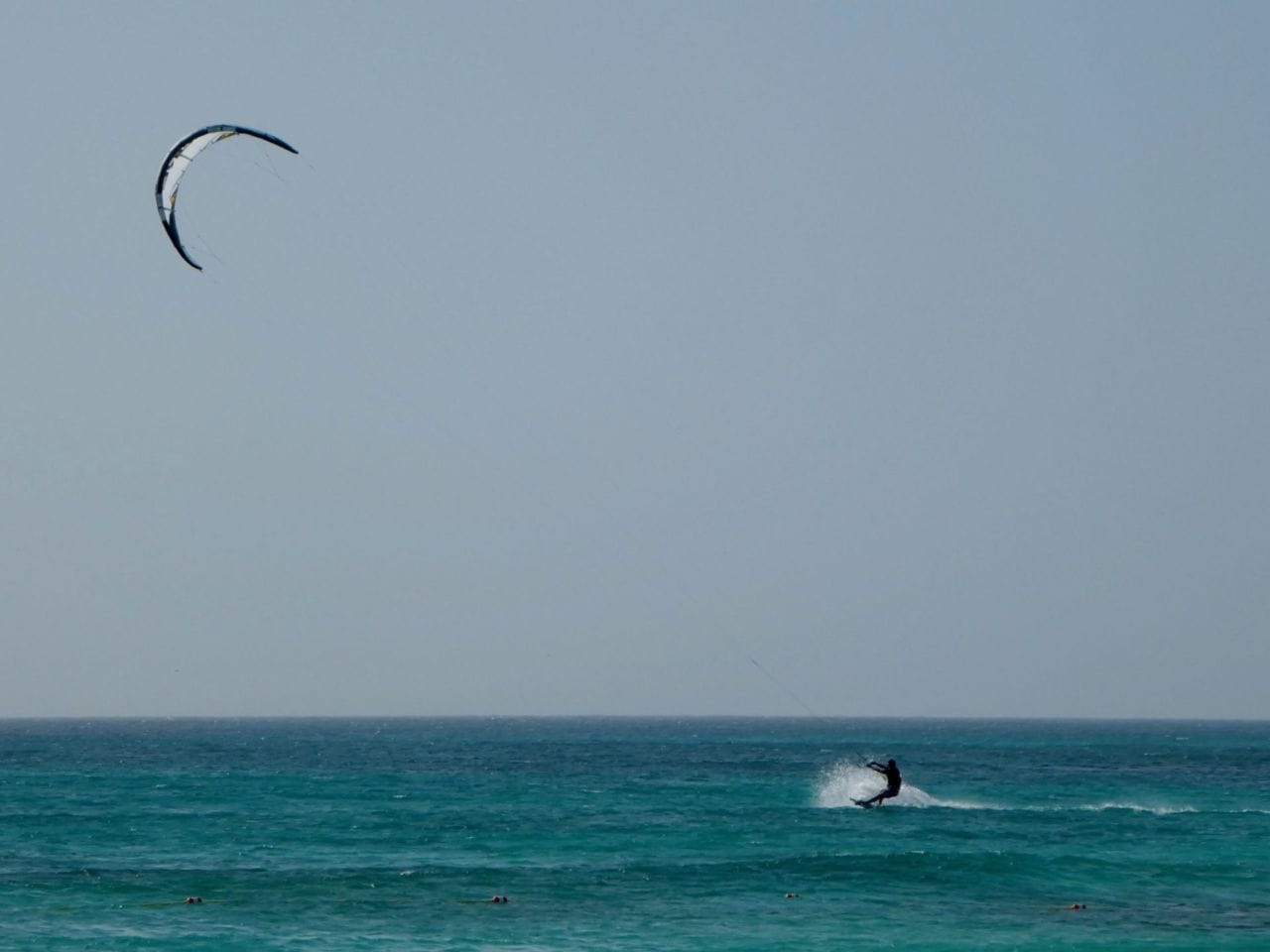 Kitesurfer auf dem Meer