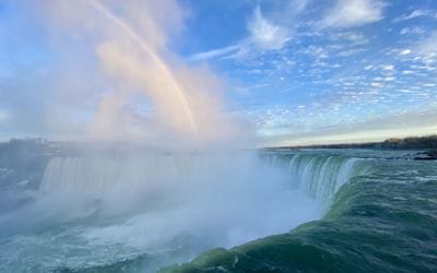 Niagara Wasserfall mit Regenbogen