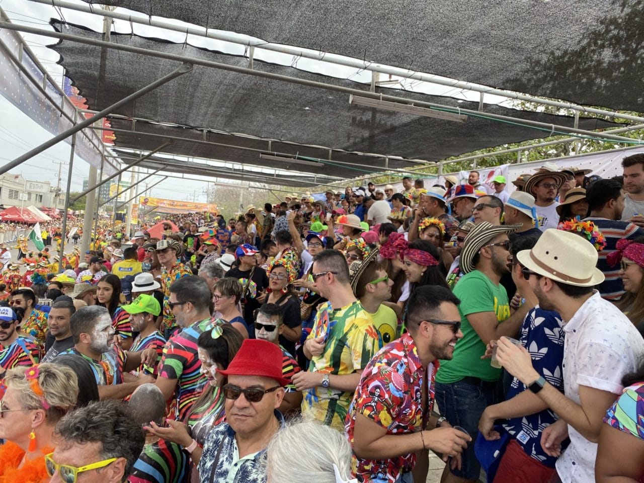 Palco mit feiernden Menschen Feiernde Menschen auf einer Tribüne mit Dach