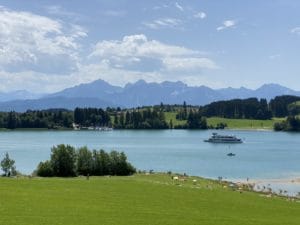 See mit Berg im Hintergrund