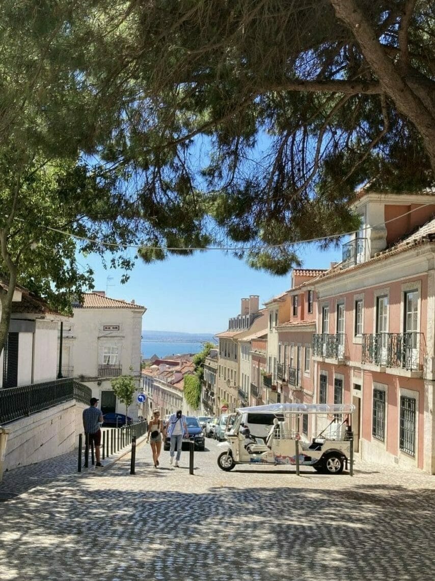 Päärchen läuft durch die Altstadt von Lissabon