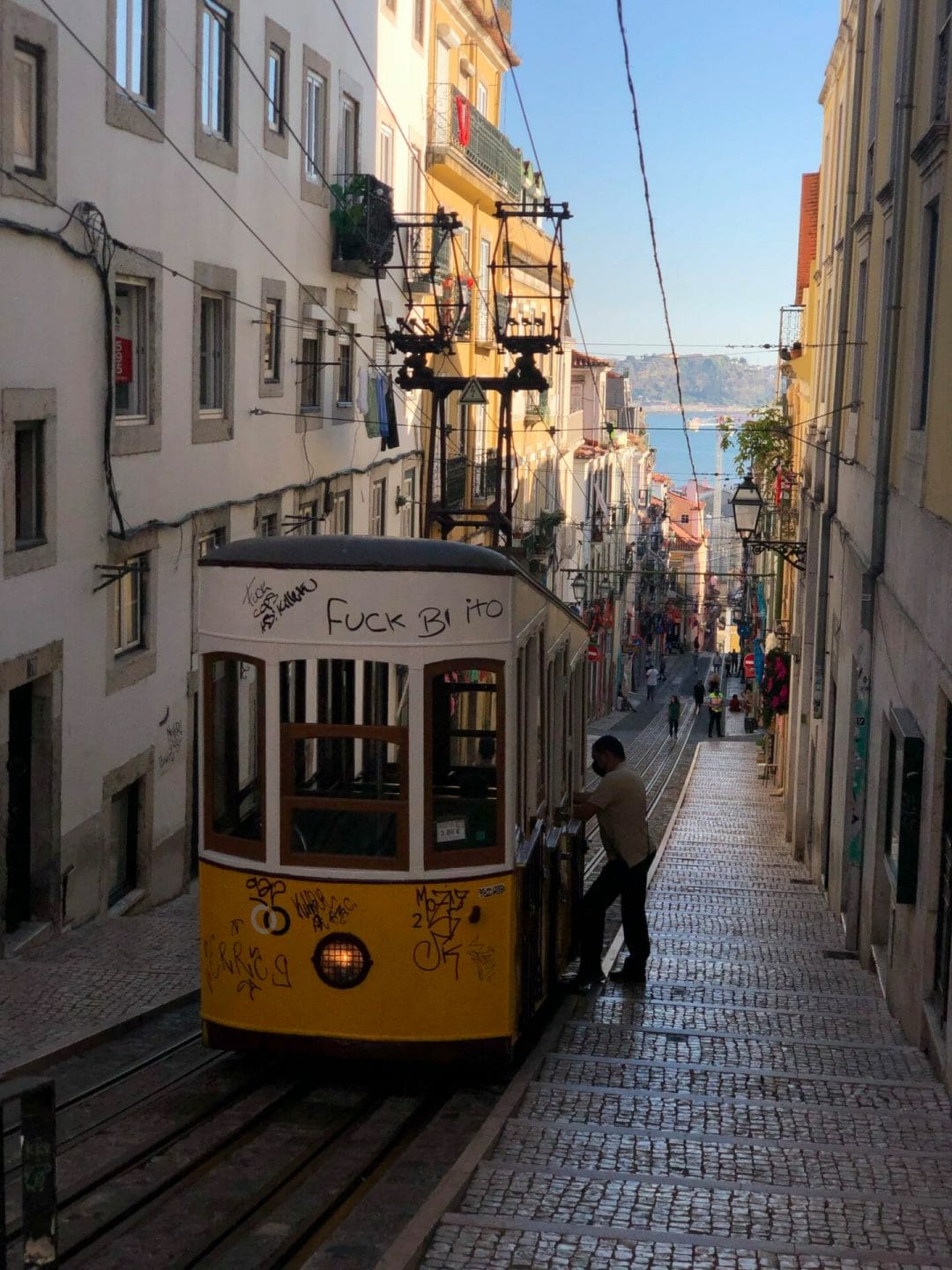 Die gelbe Straßenbahn von Lissabon