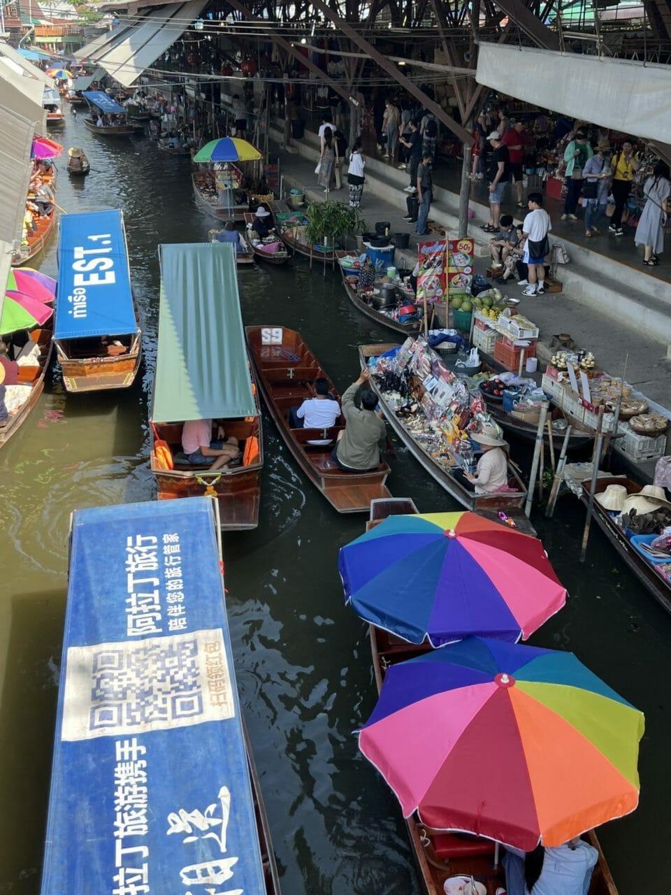 Bootsgedrängel auf den schwimmenden Märkte von Damnoen Saduak (Thailand)