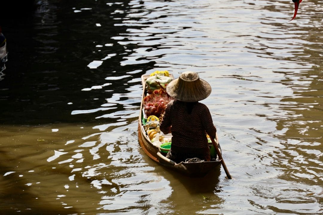 Die schwimmenden Märkte von Damnoen Saduak Thailand - Verkäuferin auf Boot Verkäuferin auf Boot