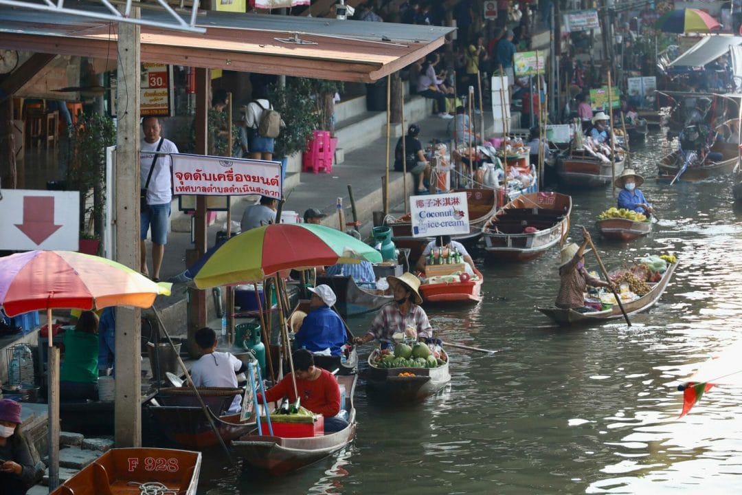 Verkaufsboote auf den<br />
schwimmenden Märkte von Damnoen Saduak Thailand
