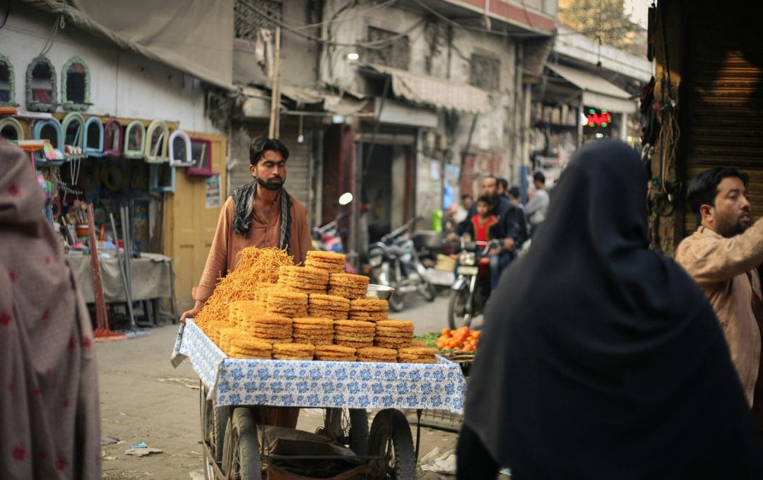 Mann verkauft Ware auf einem Bazar in Lahore