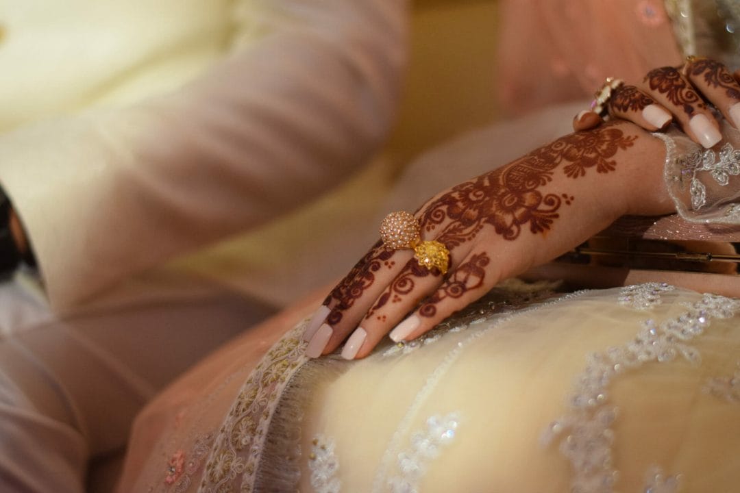 Hochzeit - verzierte Hände der Braut Mit Henna verzierte Hände