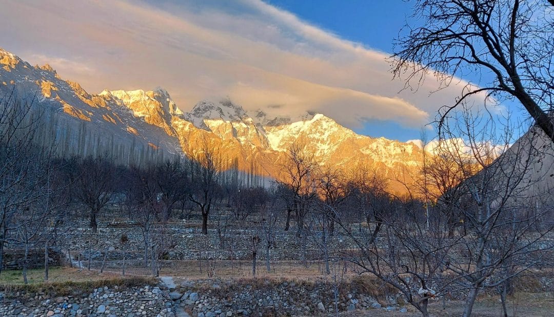 Die Berge von Pakistan Leuchtende Berge vor blauem Himmel