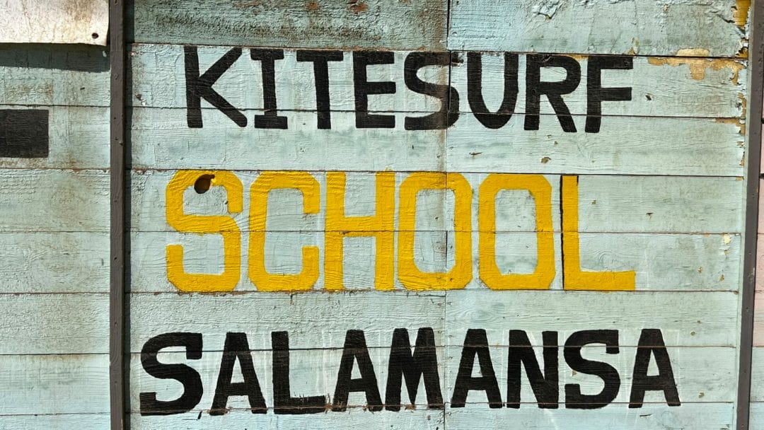 Schild Kitesurf School Salamansa