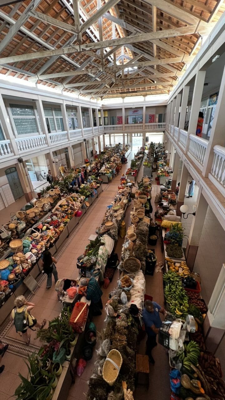 Markthalle im Kolonialstil mit Früchten