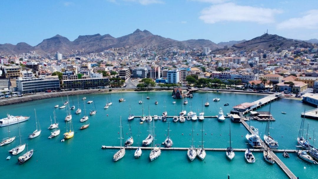 Yachthafen von Mindelo mit Monte Verde im Hintergrund
