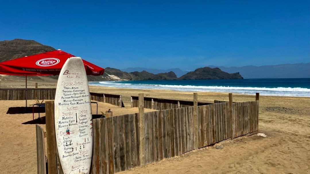 Salamansa Strand auf Sao Vicente, Kapverden Strand mit Bar und Surfboard