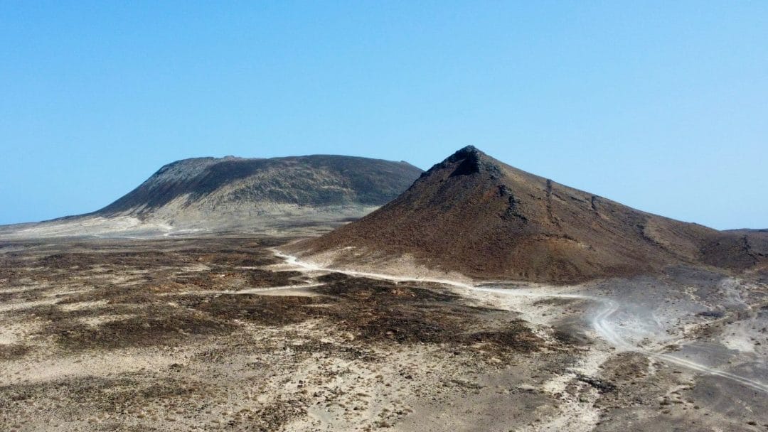 Vulkane Viano y Playas auf Sao Vicente, Kapverden Zwei Vulkane vor blauem Himmel