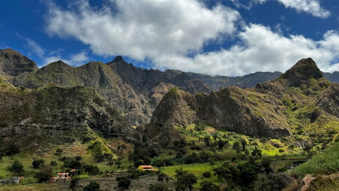 Paul Tal - Santo Antao Ein grünes Gebirge vor einem blauen Himmel mit Wolken