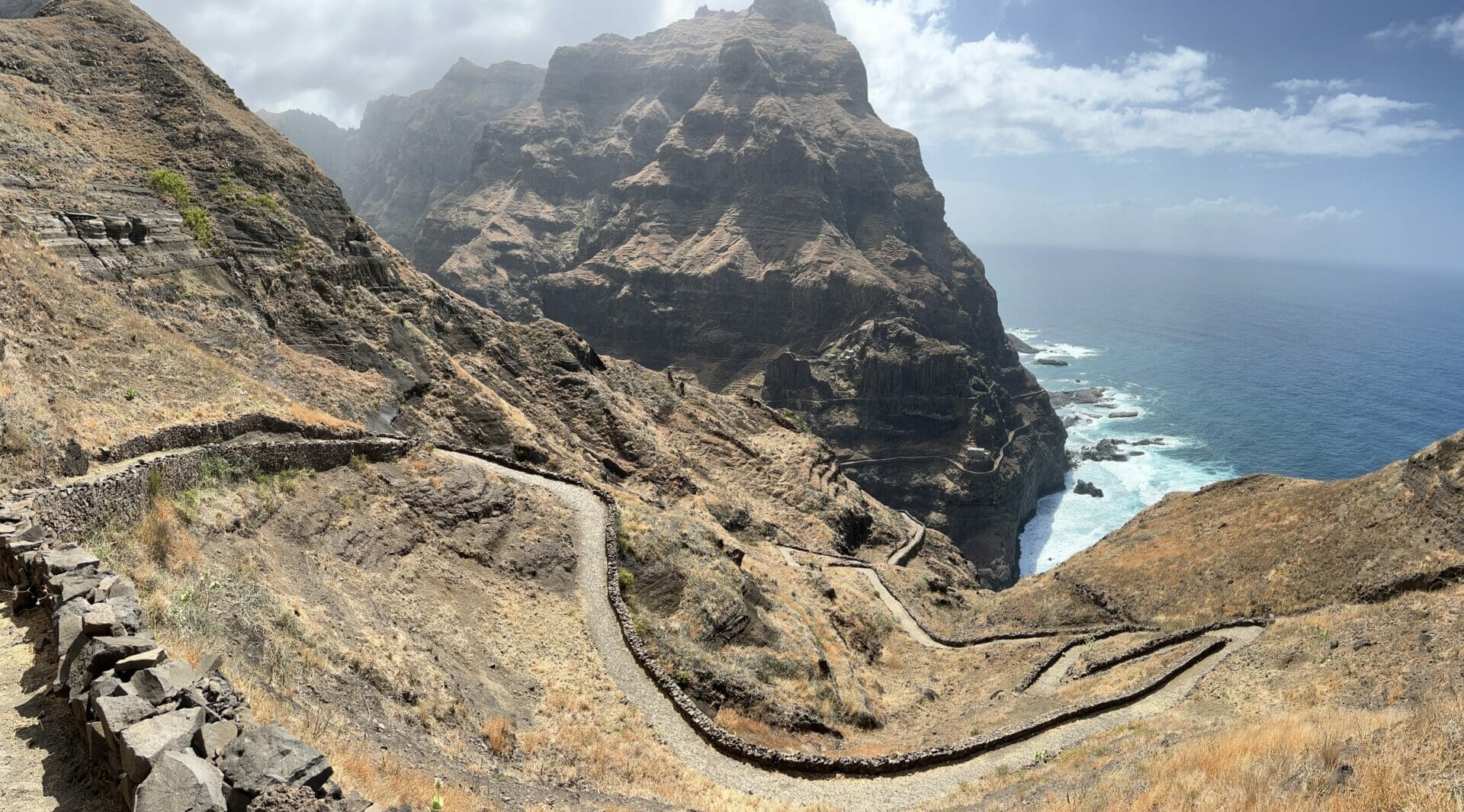 Eine kurvenreiche Straße an einer Klippe mit Blick auf den Ozean.