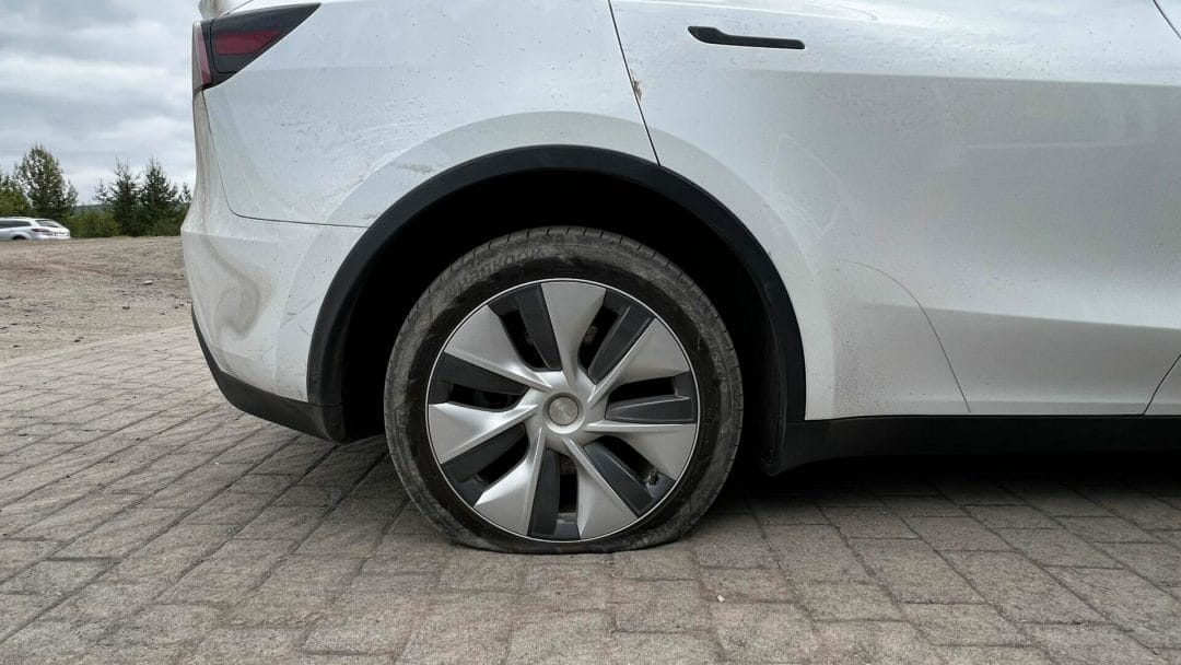 Auto mit defektem Reifen