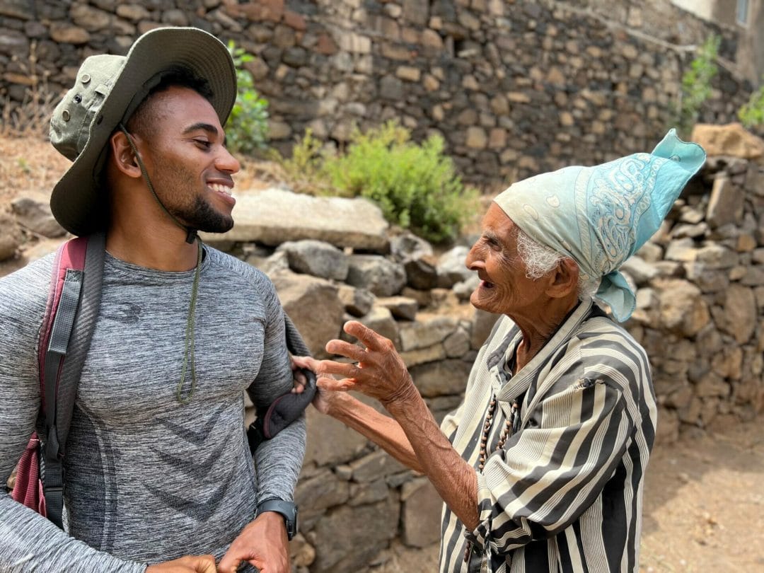 Ein junger Mann spricht mit einer älteren Frau.