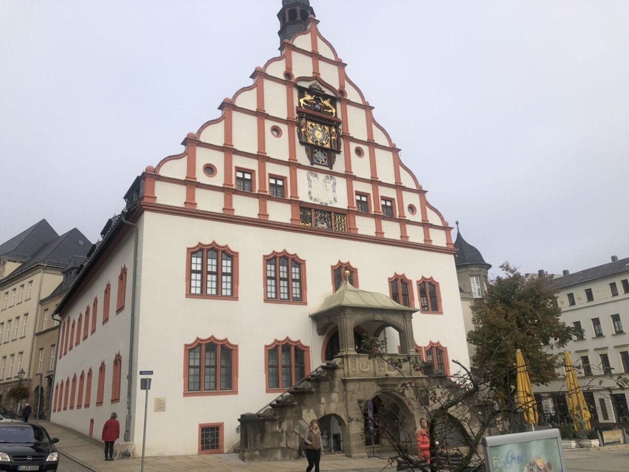 Ein Gebäude mit einem Glockenturm davor.